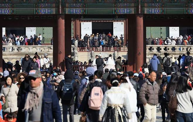 설 연휴 기간 경복궁을 포함한 4대궁, 종묘, 조선왕릉이 무료 개방한 가운데 18일 서울 경복궁에 관광객을 비롯한 인파가 몰려 인산인해를 이루고 있다. 연합뉴스