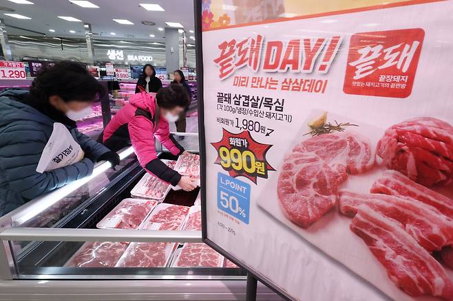 20일 서울 중구 롯데마트 제타플렉스 서울역점에서 시민들이 장을 보고 있다.     롯데마트는 수입 돼지고기 행사 '끝돼 DAY(데이)'를 열고 대표 상품 '끝돼 삼겹살·목심(각 100g)'은 엘포인트 회원 대상 50% 할인 혜택을 적용해 990원에 판매한다./연합뉴스
