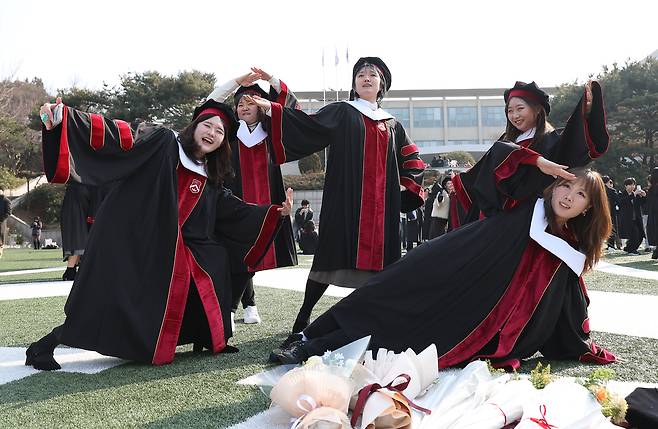 20일 서울 마포구 서강대학교에서 열린 2025학년도 전기 학위수여식에서 졸업생들이 기념 촬영을 하고 있다./연합뉴스