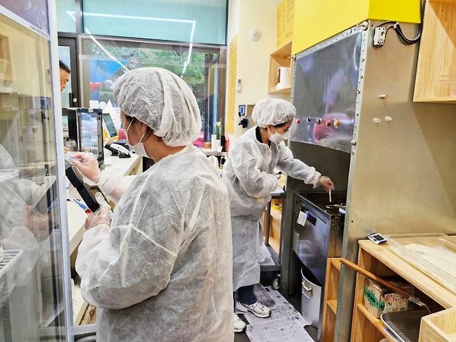 광주시가 지난해 11월 9일 다소비 식품의 안전관리를 강화하고자 배달음식점과 공유주방 운영업 등을 대상으로 위생점검을 실시하고 있다. 2025.11.9 /뉴스1