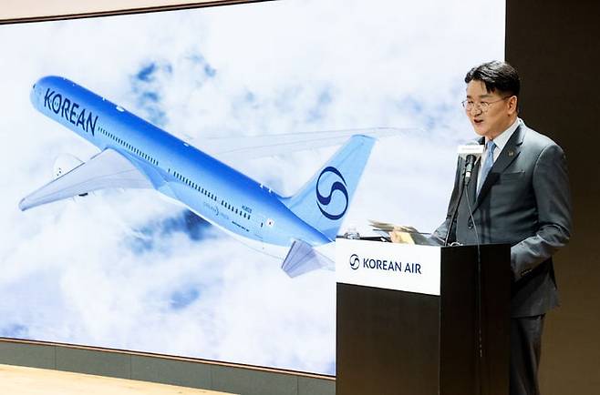 지난해 대한항공 신규 CI를 발표하고 있는 조원태 한진그룹 회장. /뉴스1
