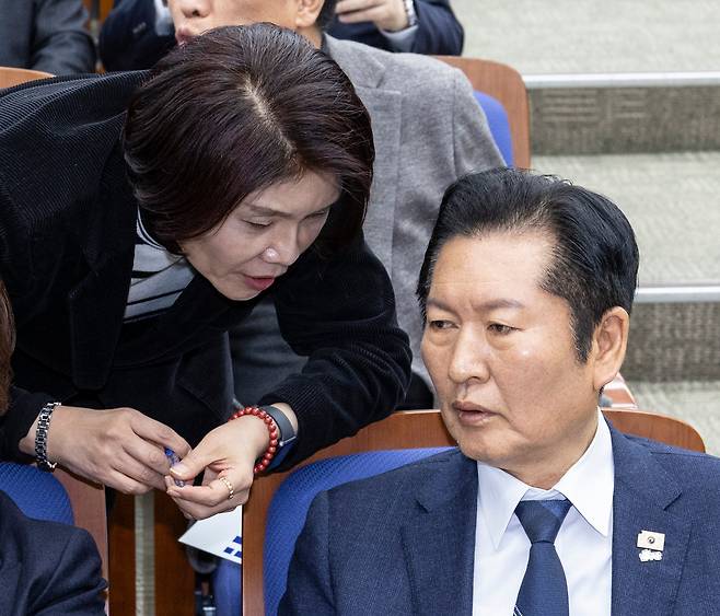 더불어민주당 정청래 대표가 지난 5일 국회에서 열린 정책 의원총회에서 한정애 정책위의장과 대화하고 있다./연합뉴스