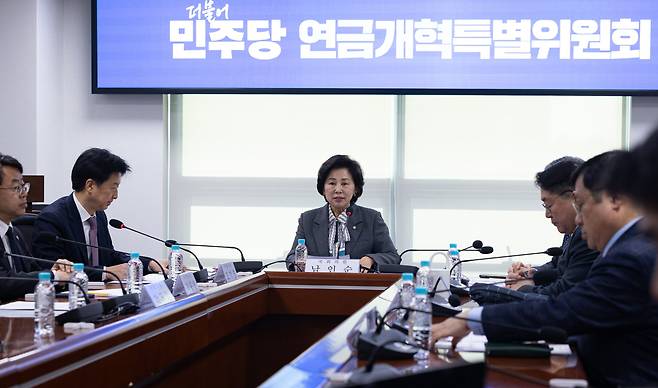 남인순 더불어민주당 연금개혁특별위원장이 25일 국회 의원회관에서 열린 연금개혁특별위원회 전체회의에서 모두 발언을 하고 있다./뉴스1