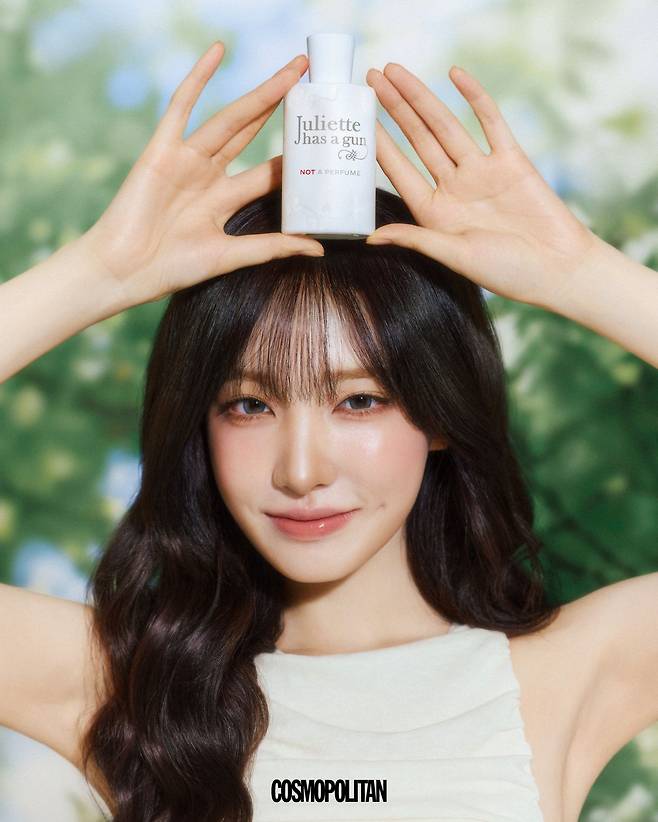 향수의 베이스 노트로 자주 사용되는 세탈록스만으로 만들어져 특별함을 더한다. 피부의 pH에 따라 반응해 개개인 고유의 향으로 발향되는 것이 특징. 미니멀하고 깨끗한 감각이 돋보이며 나만의 향수를 찾는 이들에게 추천한다. 낫 어 퍼퓸 EDP 100ml 23만1천원 Juliette Has a Gun. 슬리브리스 드레스 Bite Studios.