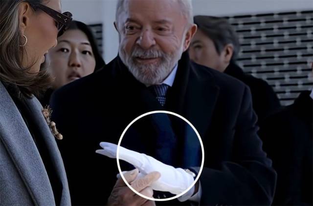 부인에게 맞춤 장갑을 보여주고 있는 룰라 대통령. 룰라 대통령 유튜브 영상 캡처