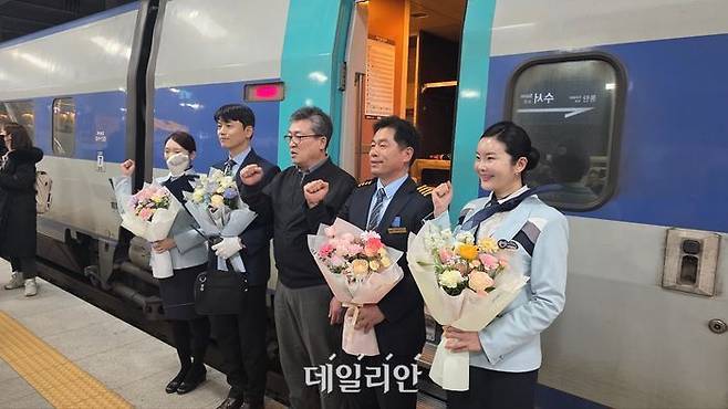 홍승표 한국철도공사(코레일) 사장직무대행(가운데)이 25일 서울 강남구 수서동 수서SRT역에서 김필종 코레일 열차팀장(왼쪽에서 두 번째)과 이성민 KTX 기장(왼쪽에서 네 번째) 등 참석자들과 함께 수서역 첫 운행 기념촬영을 하고 있다. ⓒ데일리안 이수현 기자