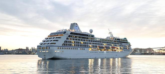 3만t급 노르웨이지안그룹 크루즈 ‘레가타호’가 23일 오전 부산항에 입항하고 있다. 부산항만공사 제공