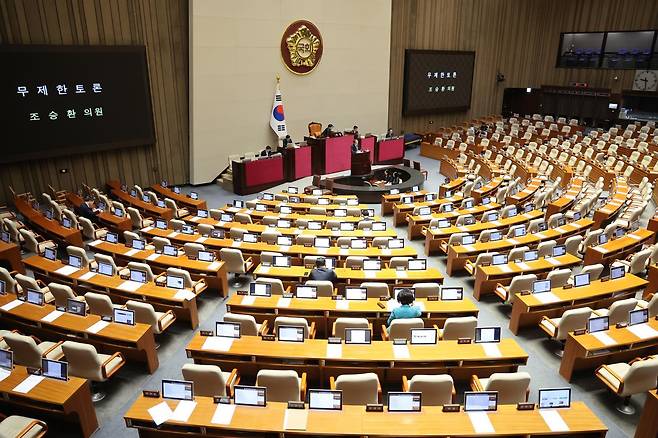 조승환 국민의힘 의원이 25일 서울 여의도 국회에서 열린 제432회국회(임시회) 제8차 본회의에서 상법 일부개정법률안(대안)에 대한 무제한 토론(필리버스터)을 하고 있다. 2026.2.25/뉴스1