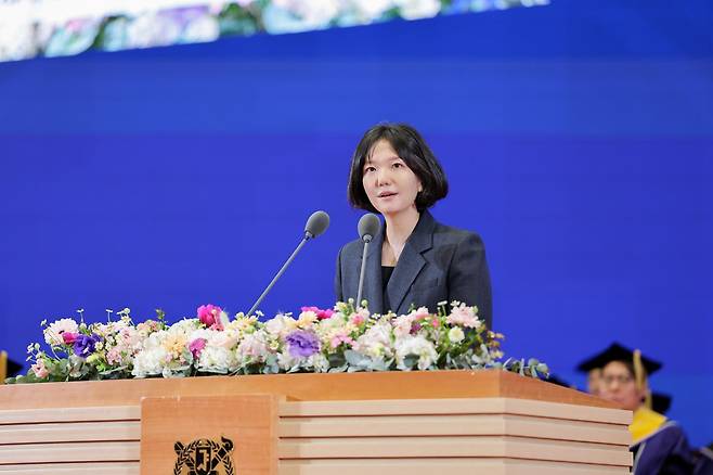 최수연 네이버 대표가 25일 모교인 서울대에서 열린 제80회 전기 학위수여식에서 축사를 하고 있다. 네이버 제공