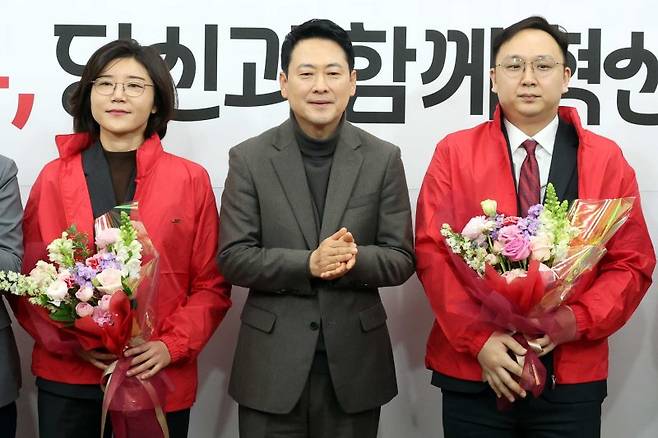 장동혁 국민의힘 대표가 25일 오전 서울 여의도 국회에서 열린 인재영입위원회 영입인재 환영식에서 손정화(왼쪽) 회계사, 정진우 원전엔지니어와 기념촬영을 하고 있다.뉴시스