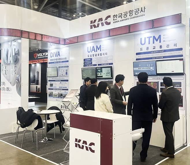 한국공항공사가 오는 27일까지 부산 벡스코에서 열리는 '드론쇼코리아(DSK) 2026'에 마련한 전시 부스 전경. 한국공항공사 제공