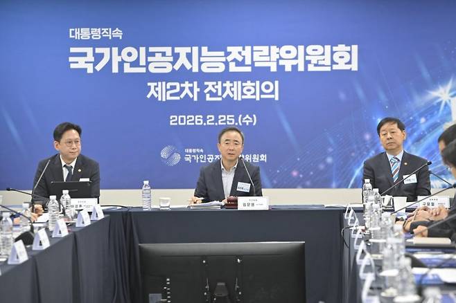 25일 오전 서울 중구 서울스퀘어에서 국가인공지능전략위원회 제2차 전체회의가 개최되고 있다. 왼쪽부터 배경훈 부총리 겸 과학기술정보통신부 장관, 임문영 국가인공지능전략위원회 상근 부위원장, 구윤철 부총리 겸 재정경제부 장관. 과학기술정보통신부 제공