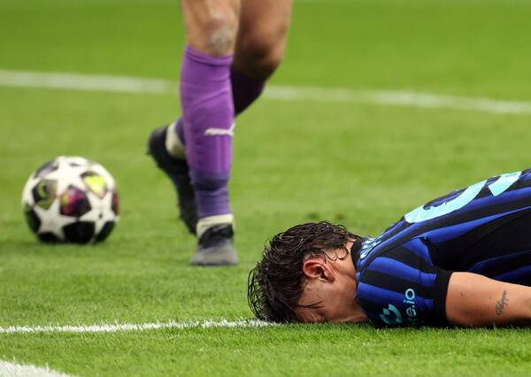 인터 밀란 선수가 25일(한국시각) 열린 2025~2026 유럽축구연맹 챔피언스리그 플레이오프 2차전 보되/글림트와 경기에서 뜻대로 되지 않자 엎드려 절망하고 있다. 밀라노/EPA 연합뉴스