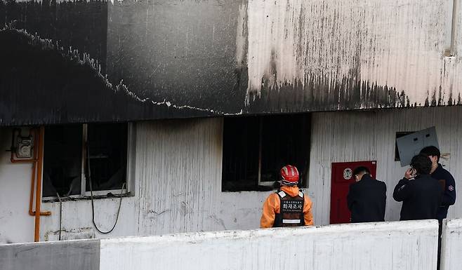 24일 오전 6시 18분께 서울 강남구 대치동 은마아파트에서 발생한 화재로 1명이 숨지고 아파트 주민 70여명이 대피했다. 연합뉴스