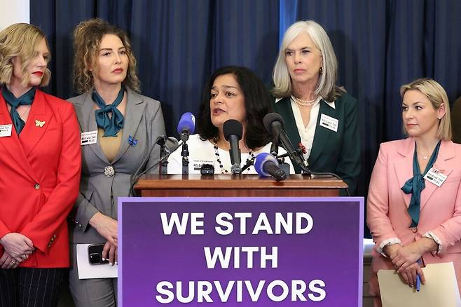 민주당 프라밀라 자야팔 하원의원이 2026년 2월24일 워싱턴 DC 캐피톨 힐 캐넌 오피스 빌딩에서 도널드 트럼프 미국 대통령의 국정연설을 앞두고 민주당 여성 의원 모임이 주최한 제프리 엡스틴 생존자 기자회견에서 발언하고 있다. AFP 연합뉴스