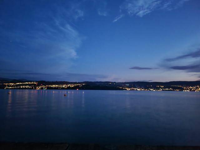 스위스에서의 마지막 날 밤, 호텔에서 본 취리히 호수 전경. 남유하 작가 제공