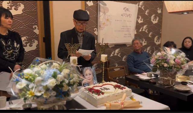 어머님 추모식에서 어머님을 애도하는 가족분들. 남유하 작가 제공