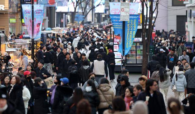 설 연휴이자 역대 최장(2월 15~23일) 중국 춘절 연휴였던 15일 서울 중구 명동거리가 내외국인 관광객으로 붐비고 있다. 뉴시스