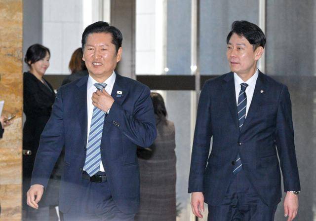 25일 국회에서 열린 더불어민주당 법왜곡죄 관련 의원총회에 정청래 더불어민주당 대표가 참석하고 있다. 최주연 기자