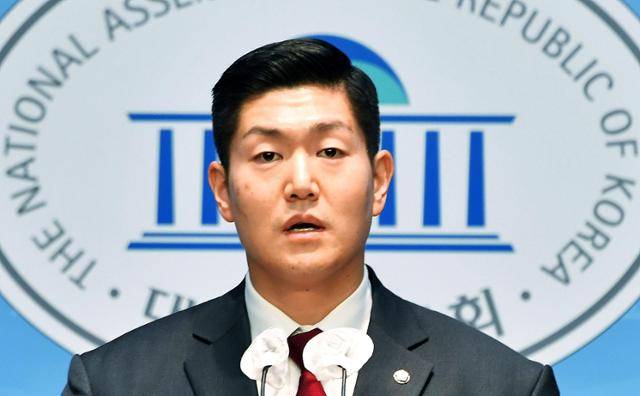 김재섭 국민의힘 의원이 지난해 12월 국회 소통관에서 기자회견을 하고 있다. 한국일보 자료사진