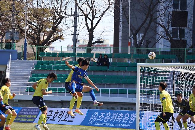 울산대 주장 김광원이 전주대와 제62회 춘계대학축구연맹전 통영기 결승에서 헤더로 득점하고 있다. 사진=대학축구연맹