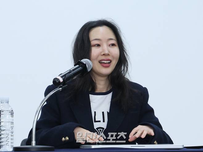 하이브와의 법적 분쟁에서 승소한 민희진 전 어도어 대표가 25일 오후 서울 종로구 모처에서 1심 소송 결과 및 오케이 레코즈 향후 계획 관련해 기자회견을 개최했다. 민 전 대표가 입장을 밝히고 있다. 서병수 기자 qudtn@edaily.co.kr /2026.02.25/