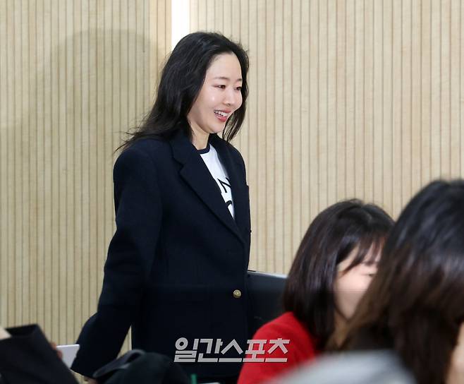 하이브와의 법적 분쟁에서 승소한 민희진 전 어도어 대표가 25일 오후 서울 종로구 모처에서 1심 소송 결과 및 오케이 레코즈 향후 계획 관련해 기자회견을 개최했다. 민 전 대표가 입장하고 있다. 서병수 기자 qudtn@edaily.co.kr /2026.02.25/