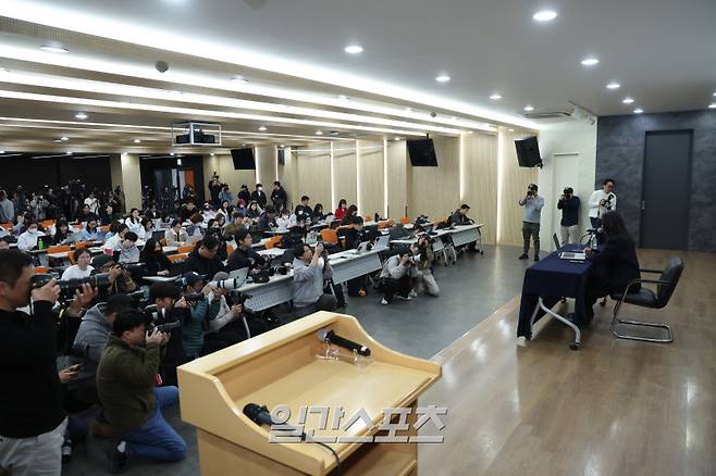 하이브와의 법적 분쟁에서 승소한 민희진 전 어도어 대표가 25일 오후 서울 종로구 모처에서 1심 소송 결과 및 오케이 레코즈 향후 계획 관련해 기자회견을 개최했다. 민 전 대표가 입장을 밝히고 있다. 서병수 기자 qudtn@edaily.co.kr /2026.02.25/