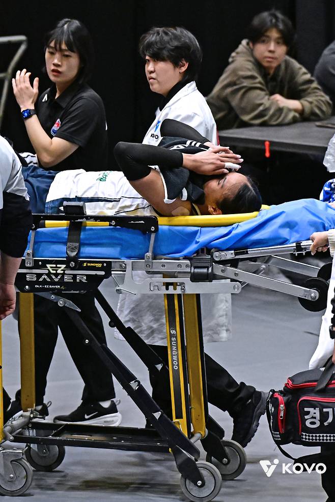 24일 현대건설전에서 부상을 당한 타나차. 사진=KOVO