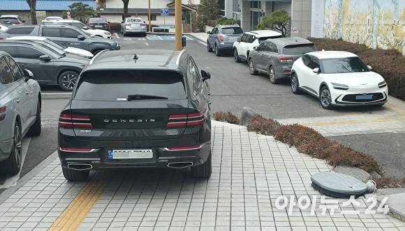 24일 김창호 경남 의령군의회 의원 소유 SUV승합차가 의령군의회 청사 앞에 설치된 시각장애인 보도 점자블록 위에 불법 주차돼 있다. [사진=독자 제공]