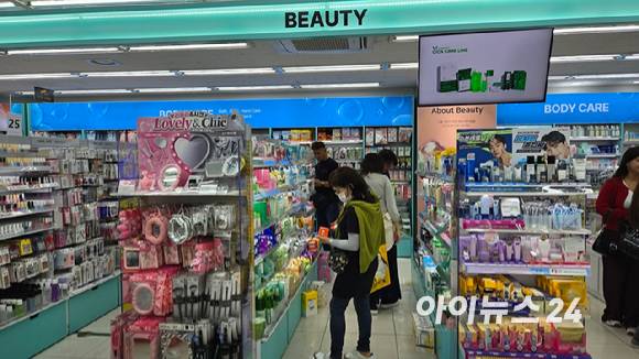 서울 다이소 명동본점 뷰티 코너에 외국인 관광객들이 뷰티 제품을 구경하고 있다. [사진=아이뉴스DB]