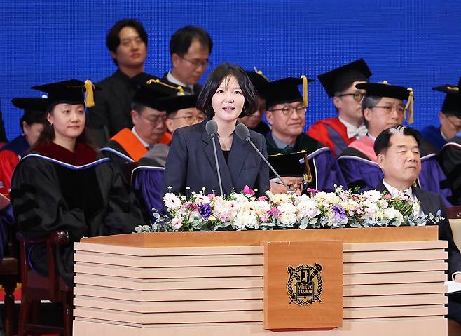 최수연 네이버 대표가 25일 서울대 관악캠퍼스 종합체육관에서 열린 2025학년도 80회 전기 학위수여식에서 축사하고 있다. 2026.2.25 [사진=연합뉴스]