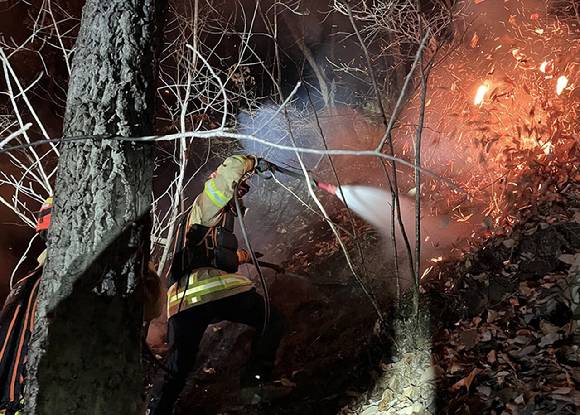 25일 오후 경북 영주시 안정면 용산리 야산에 공군 전투기가 추락하면서 발생한 산불을 소방당국이 진화하고 있다. 2026.2.25 [사진=경북소방본부]