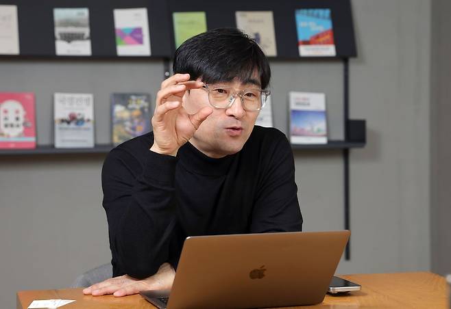 IMF 직격탄으로 입사하자마자 대기발령 받았던 신입PD가 재입사 후 본인이 만든 프로그램으로 독립해 대표가 됐다. 구범준 세바시 대표 얘기다. 지난 23일 만나 그의 인생 이야기를 들었다. 강정현 기자