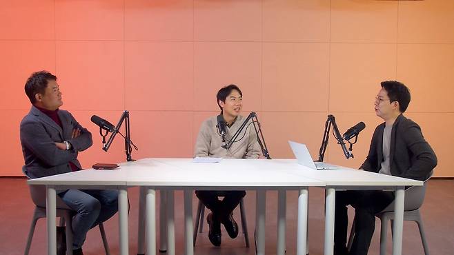 26일 첫 방송을 시작하는 정치 라이브 토크쇼 '황현희의 불편한 여의도'. ‘경제 공부하는 개그맨’ 황현희씨가 진행을 맡고 중앙일보 논설위원과 정치부 기자들이 고정 패널로 출연한다. 정수경 PD