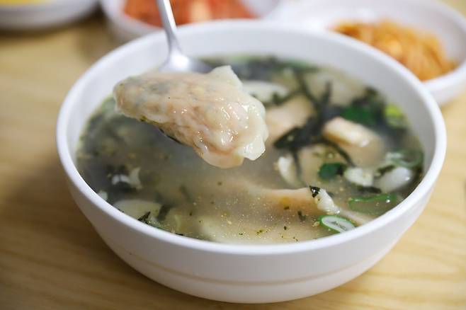 3년 전 내토시장에서 동문시장으로 이전한 옥전만두국. 김치만두가 입이 얼얼할 만큼 맵다.