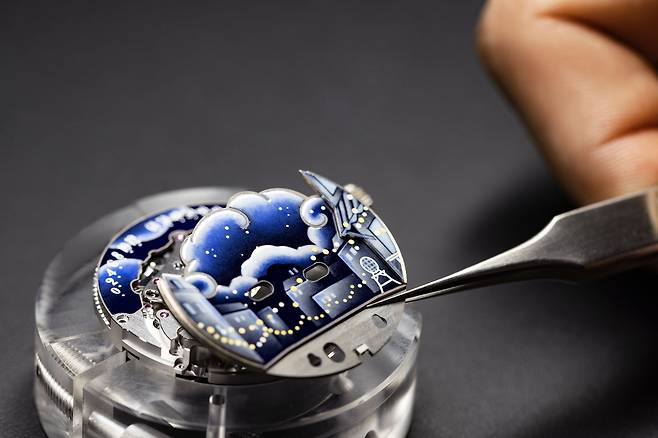 '레이디 아펠 퐁 데 자모르 워치'의 다이얼 세팅 과정. 미니어처 페인터가 에나멜을 사용해 파리의 밤 풍경을 표현했다. 사진 반클리프 아펠