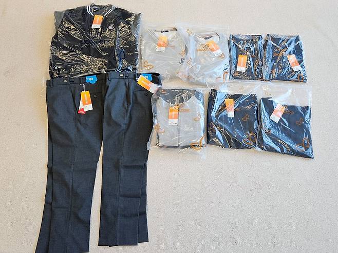 어린이보호구역에서 버스에 치이는 교통사고를 당해 숨진 오시후(13)군이 중학교에서 입기 위해 구입해 둔 교복 모습. 일부는 포장도 뜯지 않은 상태다. 사진 오석경씨