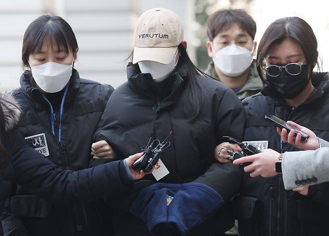 서울 강북구 수유동 모텔에서 남성 2명을 숨지게 한 혐의를 받는 20대 여성 A씨가 12일 서울북부지법에서 영장실질심사를 받기 위해 출석하고 있다. 연합뉴스