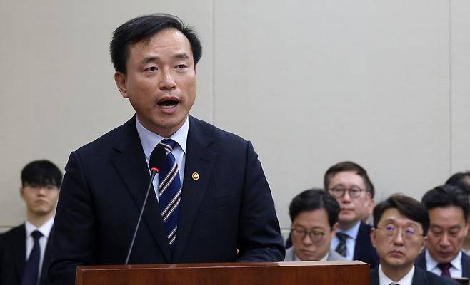 김종철 방송미디어통신위원회 위원장이 25일 국회에서 열린 과학기술정보방송통신위원회 전체회의에서 소관 법안이 의결된 뒤 인사말을 하고 있다. 연합뉴스