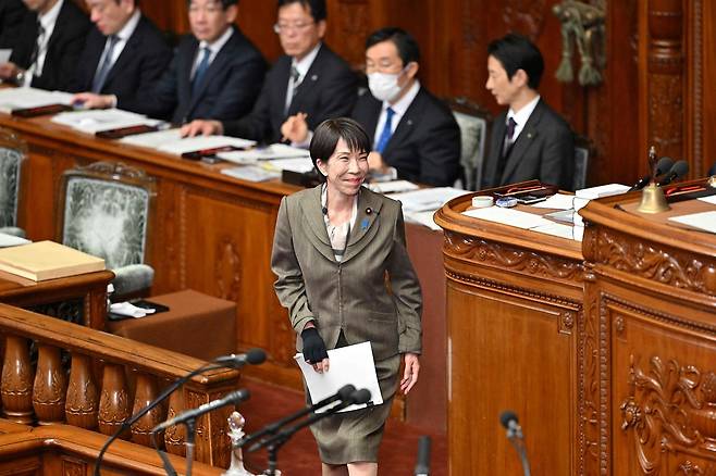 다카이치 사나에 일본 총리가 25일 일본 참의원(상원) 회의에 참석해 답변을 위해 자리에서 이동하고 있다. AFP=연합뉴스