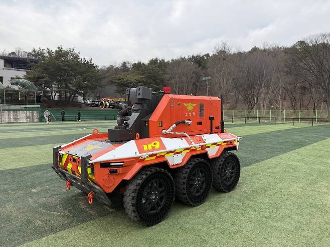 현대차그룹이 소방청에 기증한 무인소방로봇. 현대로템의 전동화 다목적 무인차량 ‘HR-셰르파’를 화재 진압용으로 특수 개조한 장비다. 남양주=양길성 기자