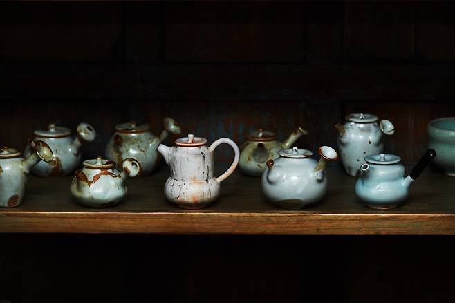 작업실에 놓인 유수연 작가의 차 도구 작품. ⓒ arte, Photo by Moon Duk-gwan