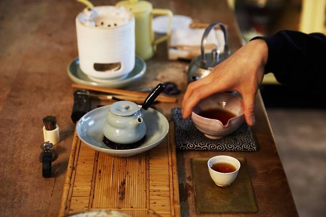 20년 넘게 차를 마셔왔다는 작가의 작업실은 늘 차를 내리는 온기로 가득하다. ⓒ arte, Photo by Moon Duk-gwan