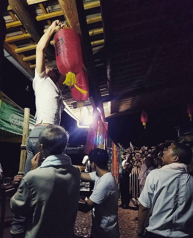 15일간 장작 가마에 불을 때는 첫날, 모든 기운의 합일을 위해 온 마음을 모아 고사를 지낸다. 작가 제공