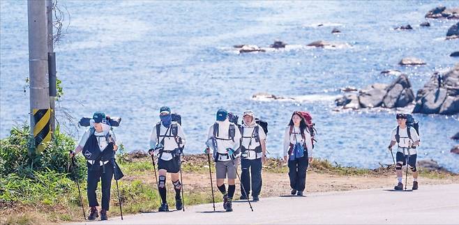 동해선 철도와 영덕-포항고속도로 등 광역교통망 개통으로 관광객이 부쩍 늘어난 영덕의 블루로드. /영덕군 제공
