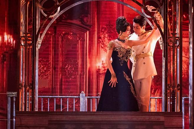 뮤지컬 '안나 카레니나'에 출연한 안나 역의 옥주현과 브론스키 역의 문유강./사진=마스트인터내셔널