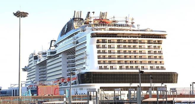 중국의 '한일령'(限日令) 여파로 중국발 크루즈 인천항 입항이 급증하고 있는 가운데 6일 오전 인천 연수구 국제크루즈터미널에 3000여명의 중국인 관광객을 태운 크루즈 MSC 벨리시마호(17만t급)가 입항 정박해 있다. 사진=연합뉴스