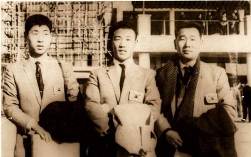 1961년 대만에서 열린 제4회 아시아야구선수권대회에서 당시 실업야구 교통부의 투수였던 김성근(왼쪽)은 첫 태극마크를 달았다. 백인천(가운데)도 국가대표로 함께 뛰었다. 한국은 이 대회에서 준우승을 거뒀다. / 경향신문 자료사진