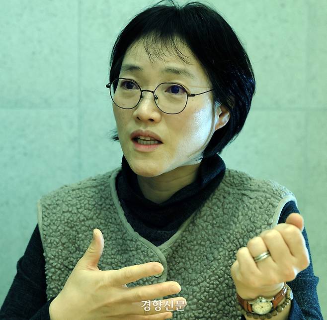 장례지도사 심은이씨가 5일 서울 서초구의 한 카페에서 경향신문과 인터뷰를 하고 있다. 서성일 선임기자